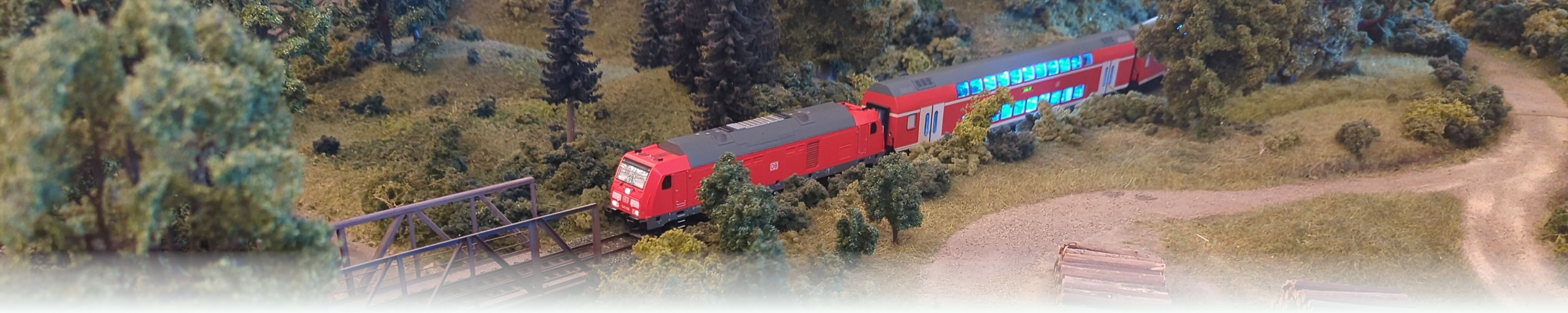 Ein Zug f&auml;hrt auf einer Modelleisenbahn.
